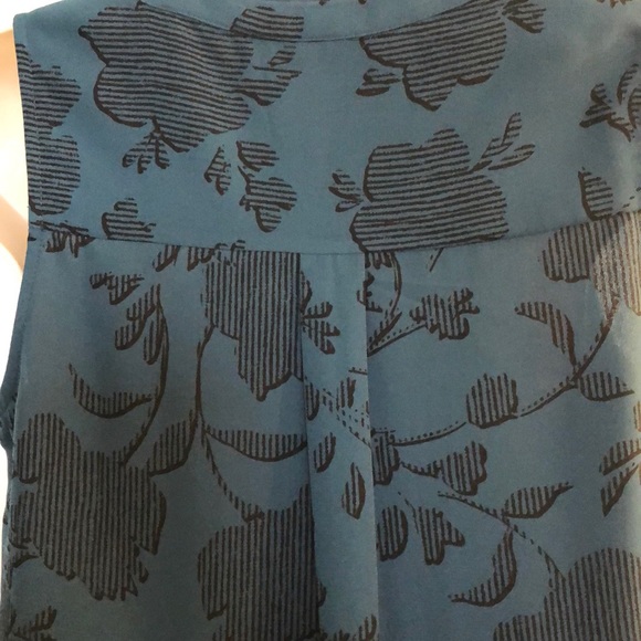 Apt 9. Zipper front Top - Picture 3 of 5